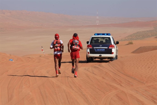 Salaris in gara, assume carboidrati nel deserto Salaris in gara, assume carboidrati nel deserto
