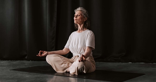 Accelerare il metabolismo in menopausa con l'aiuto degli integratori, donna fa yoga dopo uso di Ginseng Accelerare il metabolismo in menopausa con l'aiuto degli integratori, donna fa yoga dopo uso di Ginseng