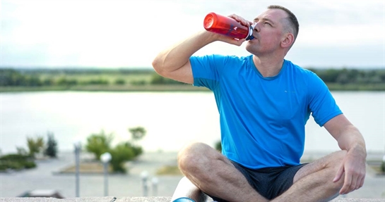 Atleta assume un integratore di elettroliti Atleta assume un integratore di elettroliti