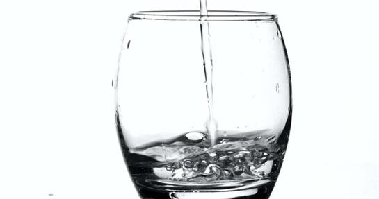 Bicchiere d'acqua, effetto drenante Bicchiere d'acqua, effetto drenante