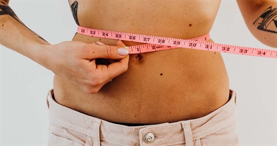 donna misura la pancia donna misura la pancia