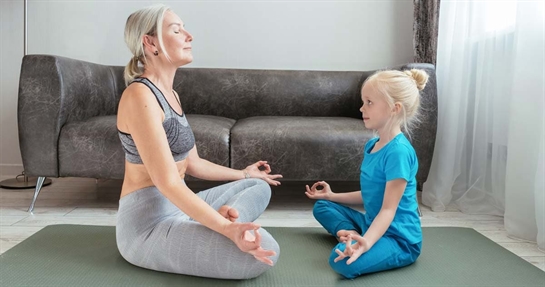 carnosina-antiossidante-e-ringiovanimento-cellulare Mamma e figlia fanno Yoga