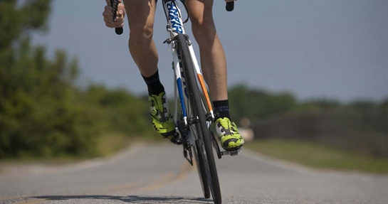 ciclista con mal di gambe ciclista con mal di gambe