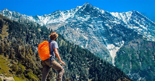 Cosa mangiare durante il trekking Ragazzo durante un'escursione in montagna