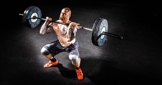 atleta assume creatina per incrementare forza e massa muscolare atleta assume creatina per incrementare forza e massa muscolare