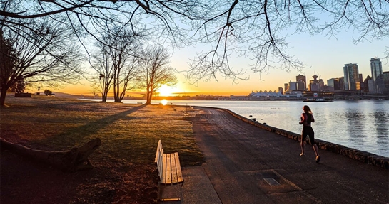 Donna durante un allenamento a digiuno Donna durante un allenamento a digiuno