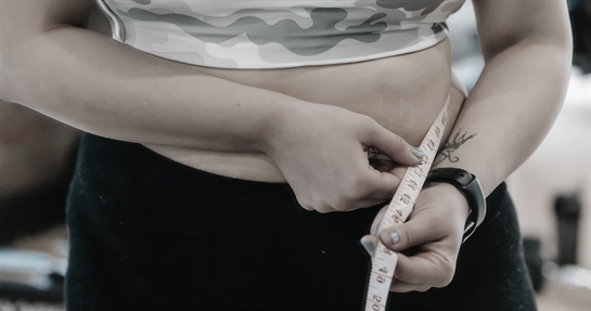 Donna corre in sovrappeso Donna corre in sovrappeso