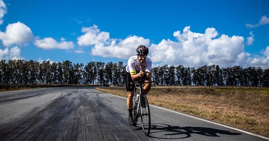 Ciclista usa i migliori gel energetici Ciclista usa i migliori gel energetici