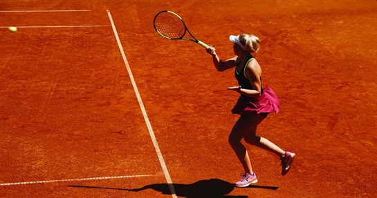 Giocatrice di tennis in game, supportata da integratori energetici Giocatrice di tennis in game, supportata da integratori energetici