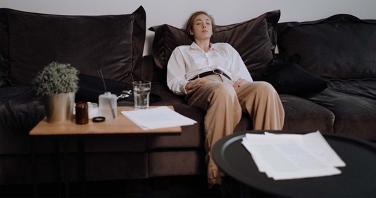 Donna con debolezza da astenia Donna con debolezza da astenia