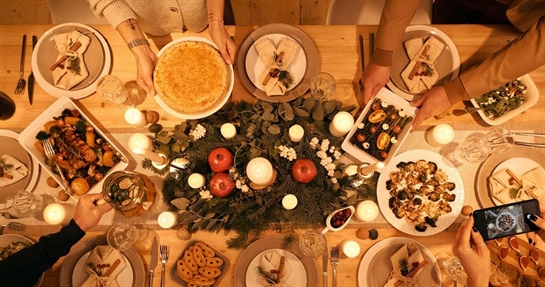 Tavola con cibo durante le feste Tavola con cibo durante le feste