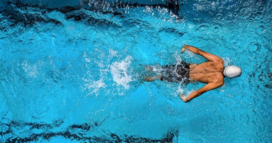 Nuotatore in gara, dopo aver assunto carboidrati Nuotatore in gara, dopo aver assunto carboidrati