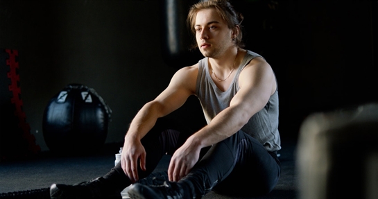 uomo in stanchezza da sovrallenamento uomo in stanchezza da overtraining