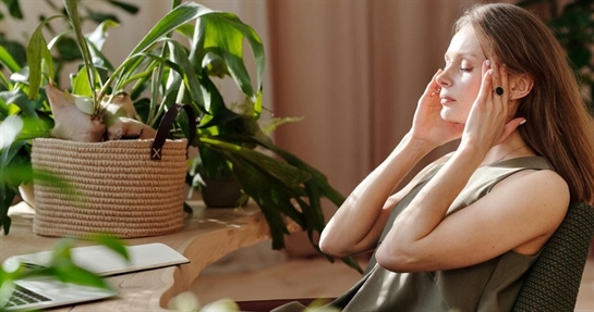 ragazza-con-stanchezza-fisica-e-mentale ragazza-con-stanchezza-fisica-e-mentale