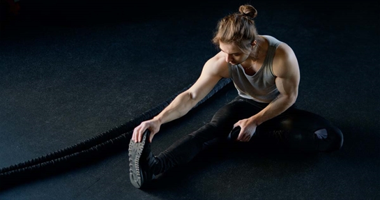 Recupero muscolare post-allenamento, ragazzo in stretching Recupero muscolare post-allenamento, ragazzo in stretching