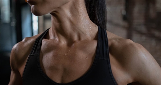 Sudorazione eccessiva di una donna Sudorazione eccessiva di una donna