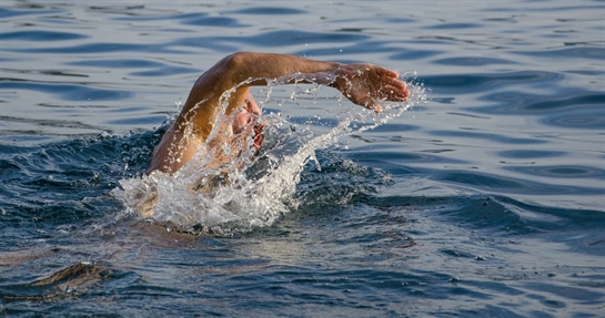 uomo nuota in mare per dimagrire uomo nuota in mare per dimagrire